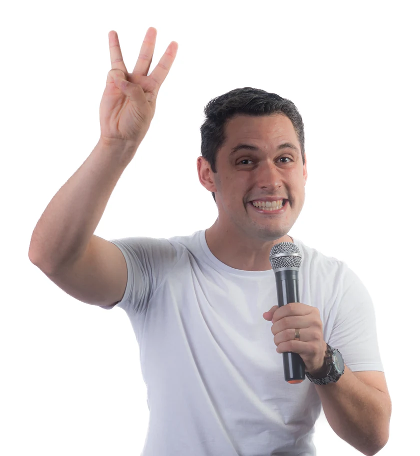 Edmo com o microfone na mão e três dedos levantados